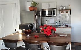 Tranquil & Tasteful One Bdrm Private Suite Ne